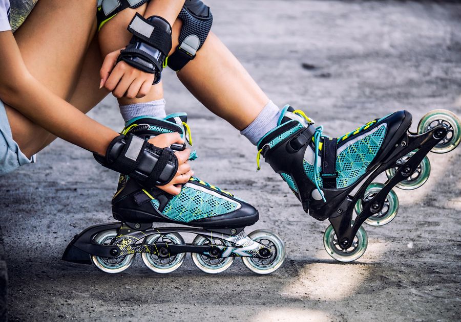 Катание на роликовых коньках. Самые красивые роликовые коньки. Тормоз на роликах. Покататься на роликовых коньках. Ноги в роликовых коньках.