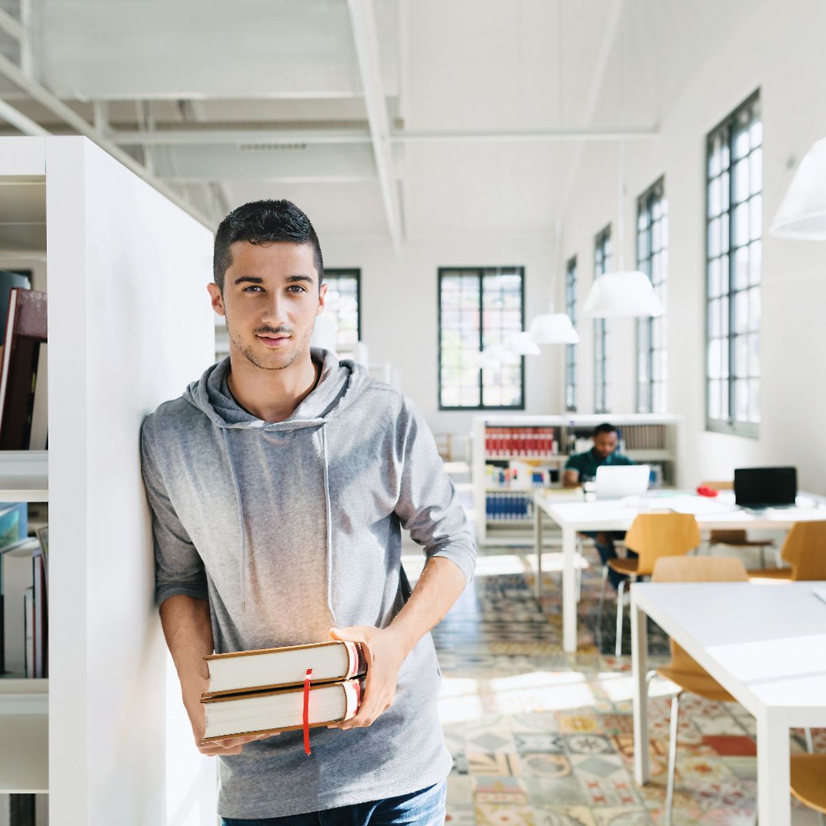 Девушка студент. Счастливые студенты. Парень студент. Современный студент. Красивый студент.