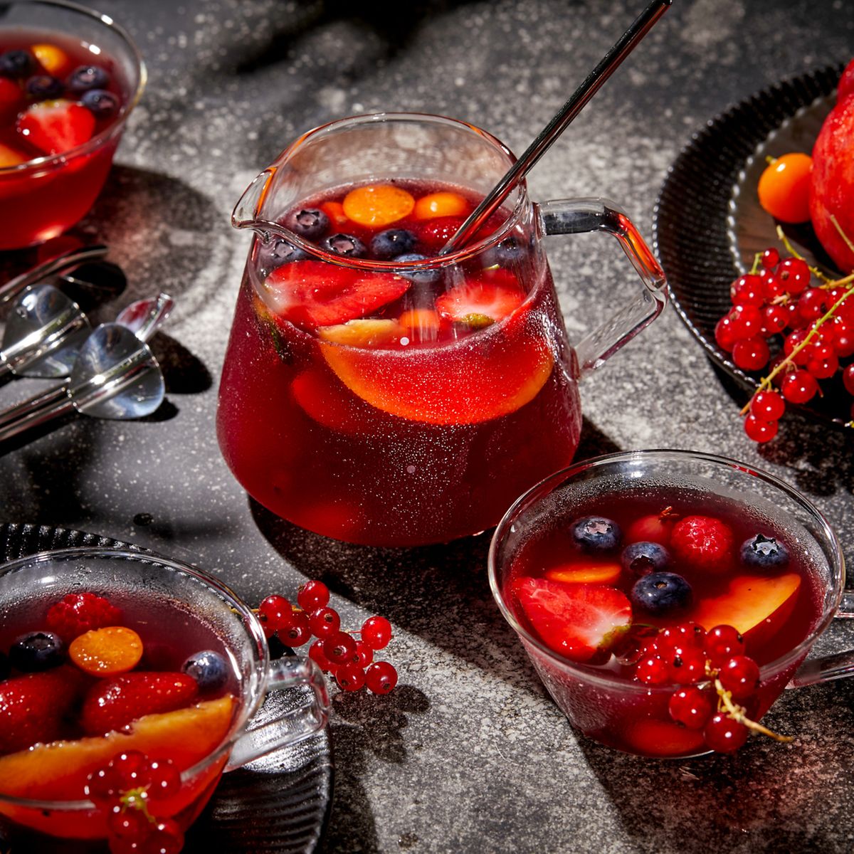 Fruchtige Pfirsich-Erdbeer-Sangria mit gefrorenen Beeren | Die Techniker