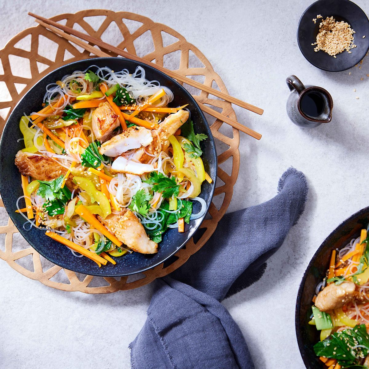 Asiatische Gemüse-Glasnudel-Pfanne mit Rotbarsch - Die Techniker Asiatische Gemüse-Glasnudel-Pfanne mit Rotbarsch - Die Techniker