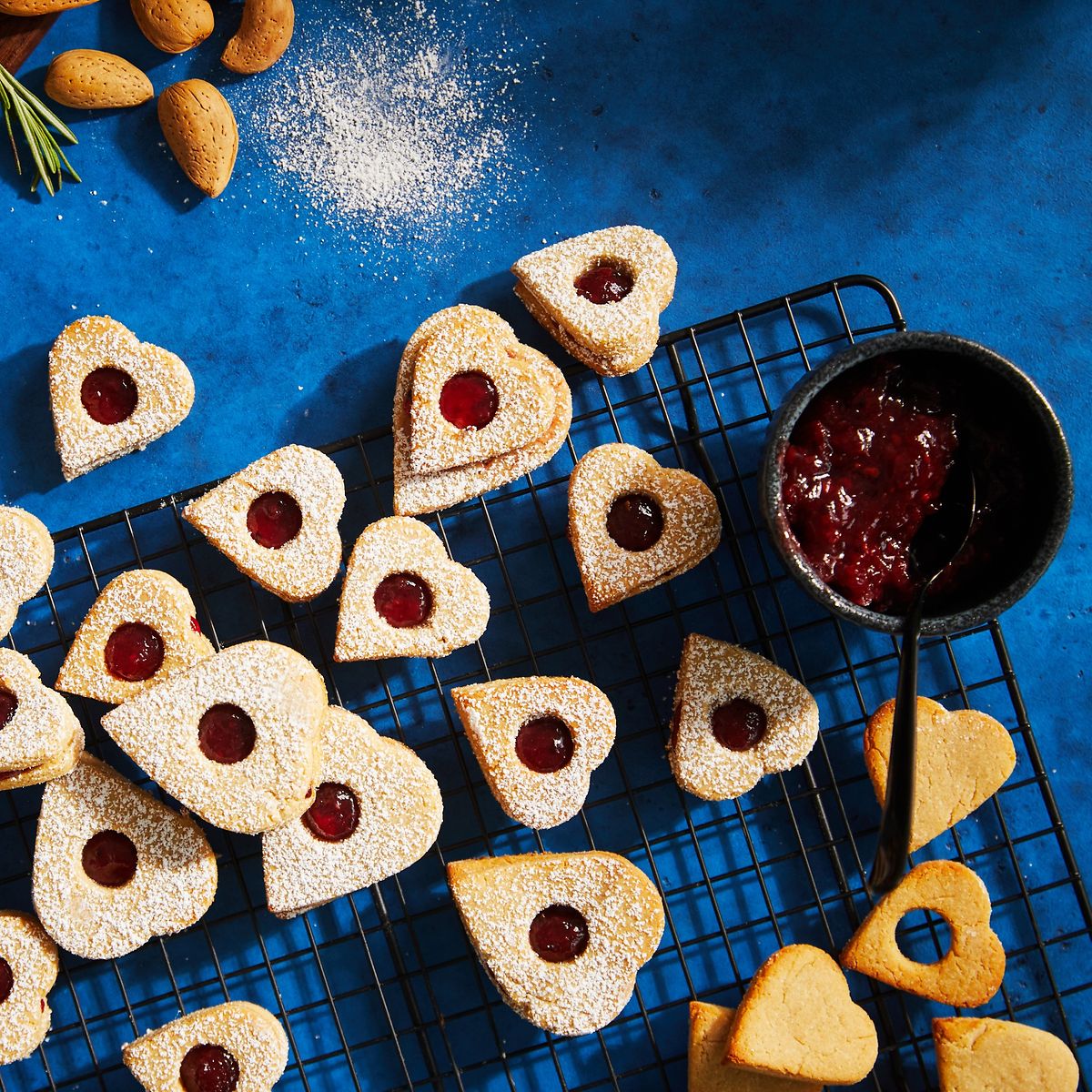 Mandelkekse zum Ausstechen mit fruchtiger Füllung aus Beeren-Marmelade ...